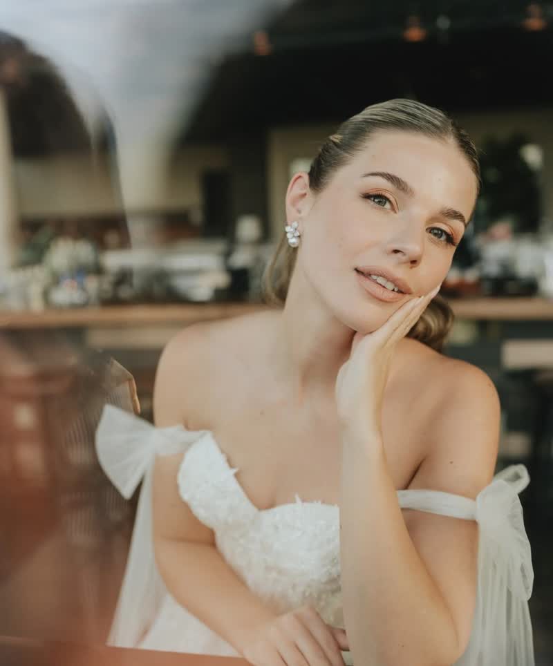 Melanie in een off-shoulder bruidsjurk